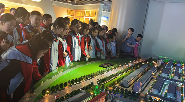 2023年10月17日区中小学师生到28圈造纸博物馆研学